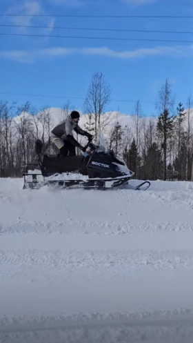 Маневрирование на снегоходе Восток по пухляку