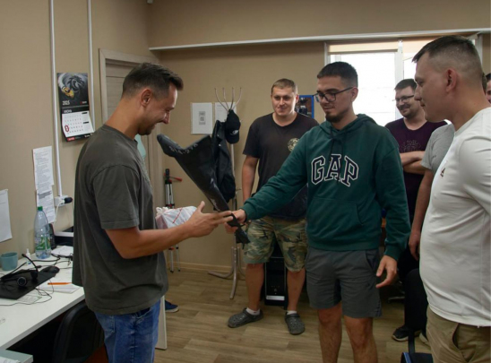 Разыгрываем призы и подарки при достижении показателей помимо основной зп